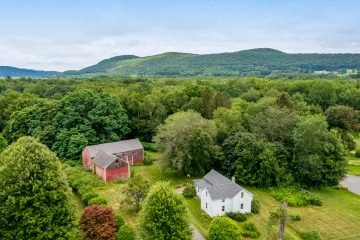 82 Lovefield Ave, Easthampton